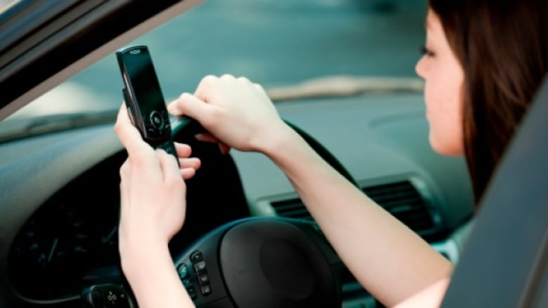 Ontario’s new distracted driving law to start in 2019